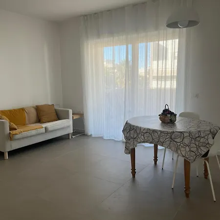 Yellow Flowers Con Garage Ed Ascensore