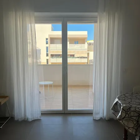 Yellow Flowers Con Garage Ed Ascensore