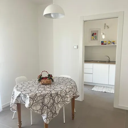 Yellow Flowers Con Garage Ed Ascensore