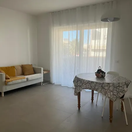 Yellow Flowers Con Garage Ed Ascensore Appartement