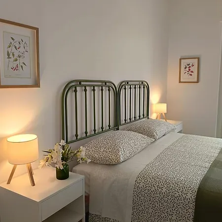 Yellow Flowers Con Garage Ed Ascensore